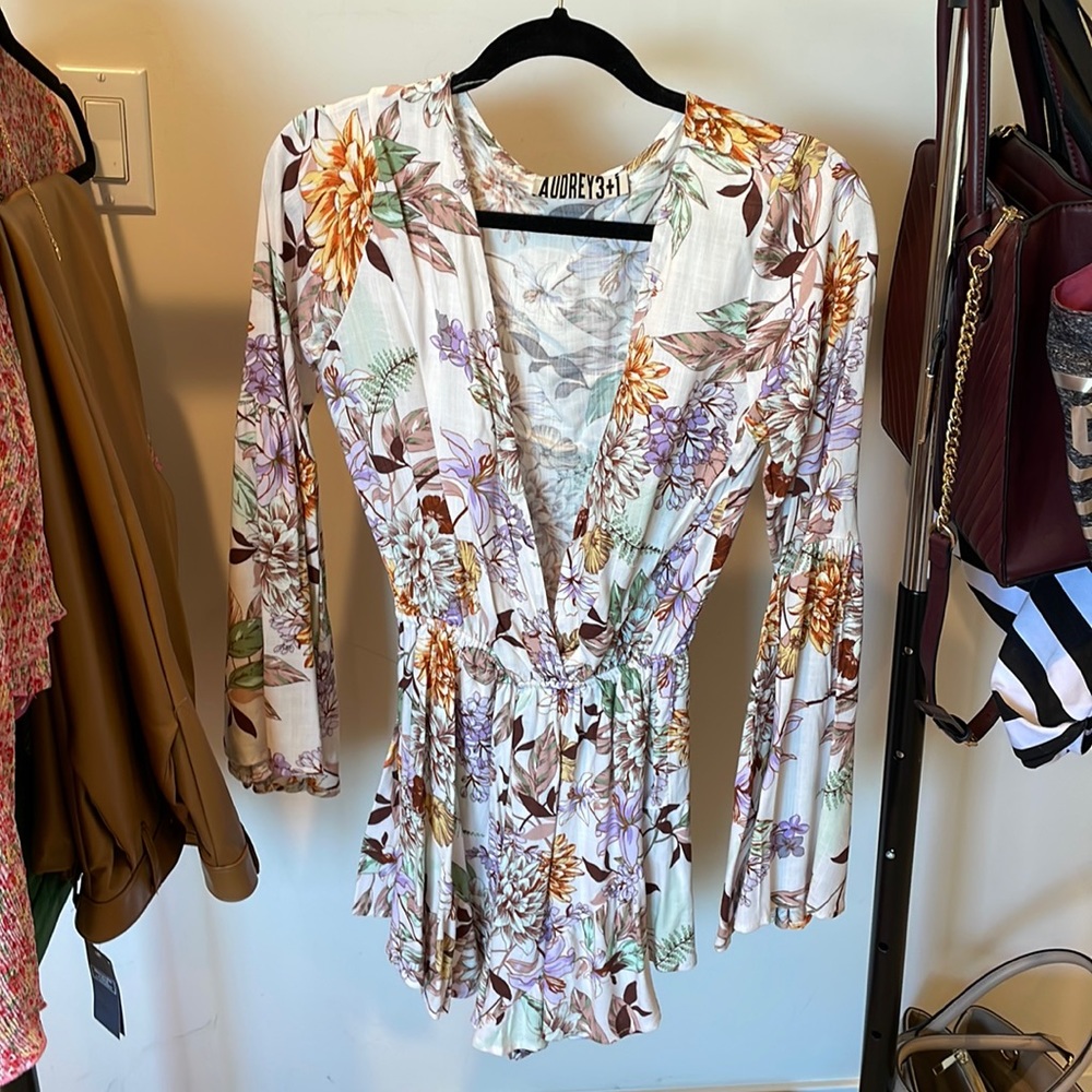 Beautiful shorts romper perfect for brunch - Picture 1 of 3